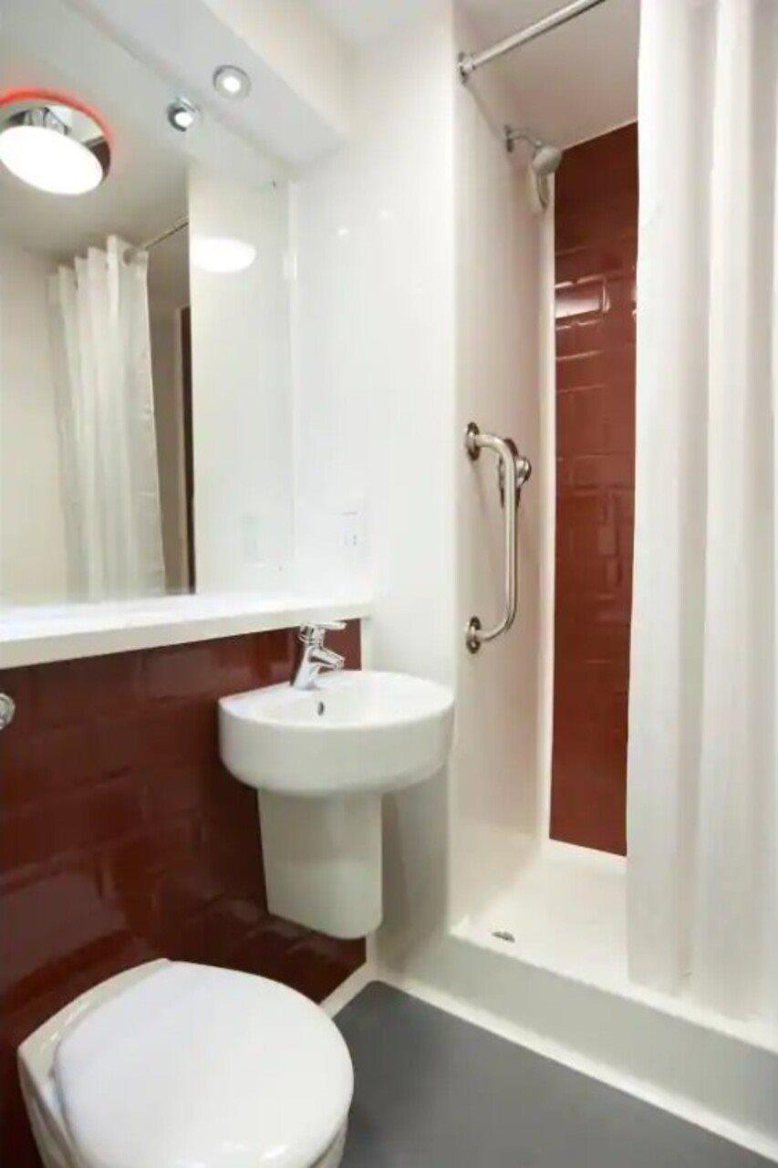 Travelodge Bradford Central Экстерьер фото