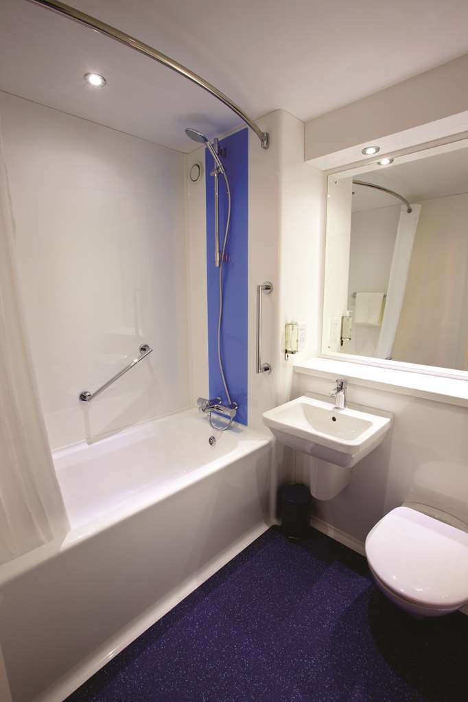 Travelodge Bradford Central Номер фото