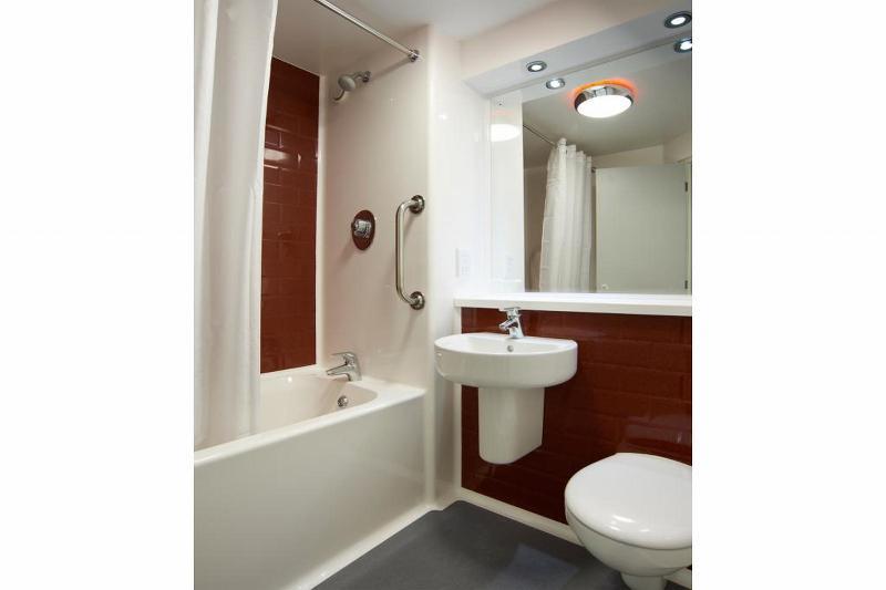 Travelodge Bradford Central Экстерьер фото