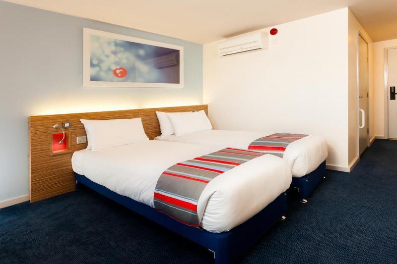Travelodge Bradford Central Экстерьер фото